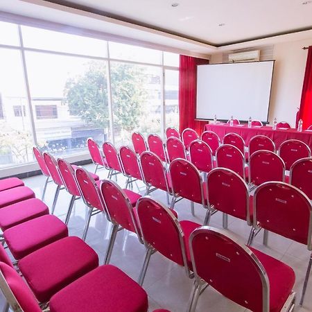 Luxpoint Hotel Baratajaya Surabaya Dış mekan fotoğraf