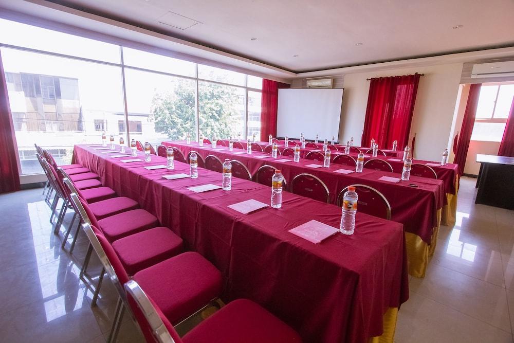 Luxpoint Hotel Baratajaya Surabaya Dış mekan fotoğraf