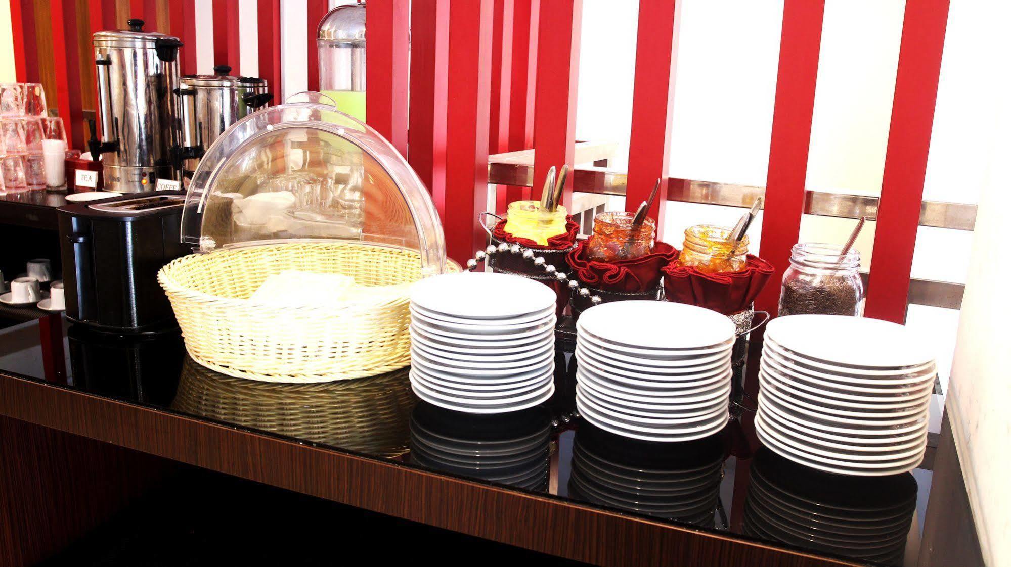 Luxpoint Hotel Baratajaya Surabaya Dış mekan fotoğraf