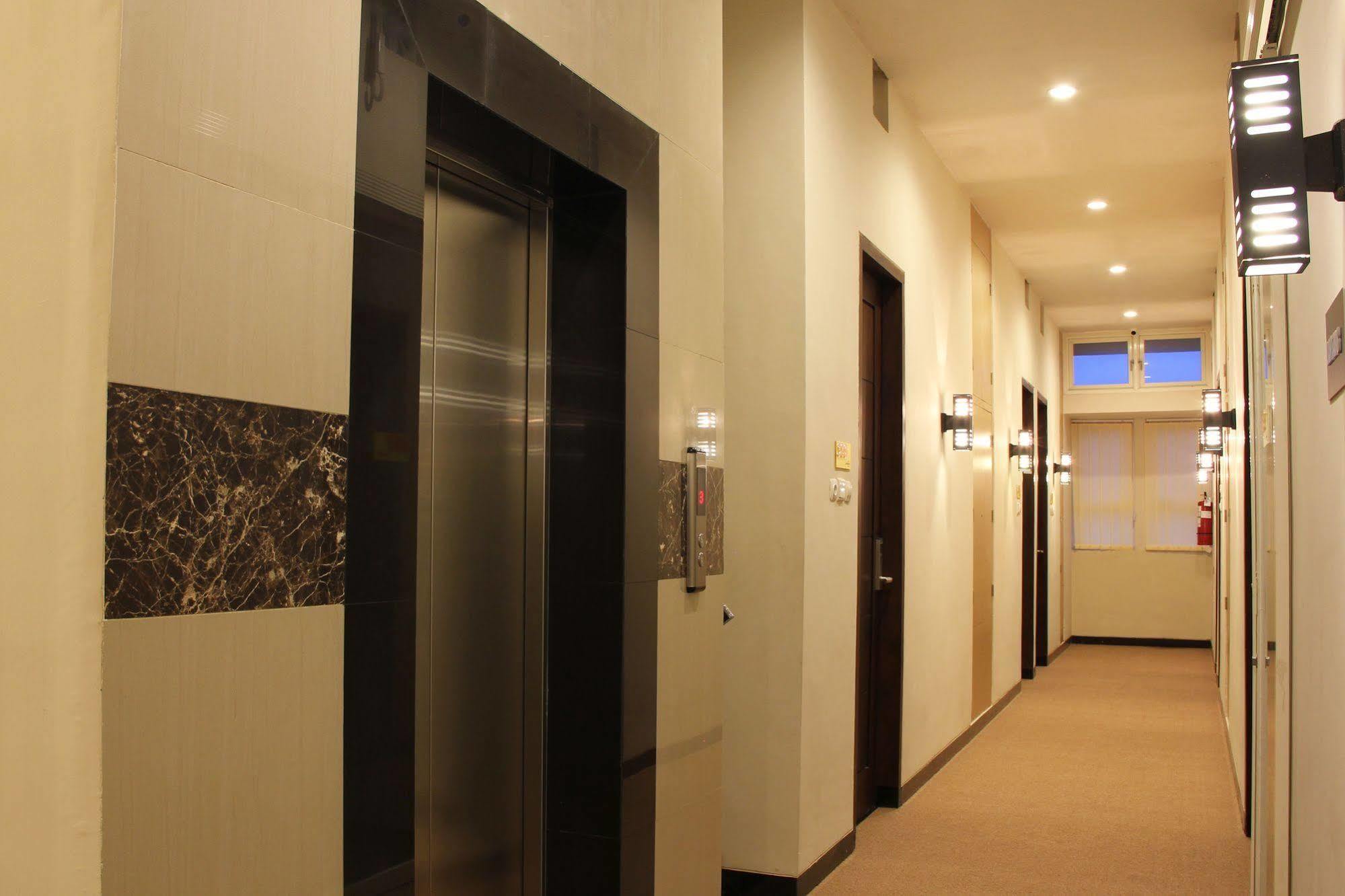 Luxpoint Hotel Baratajaya Surabaya Dış mekan fotoğraf