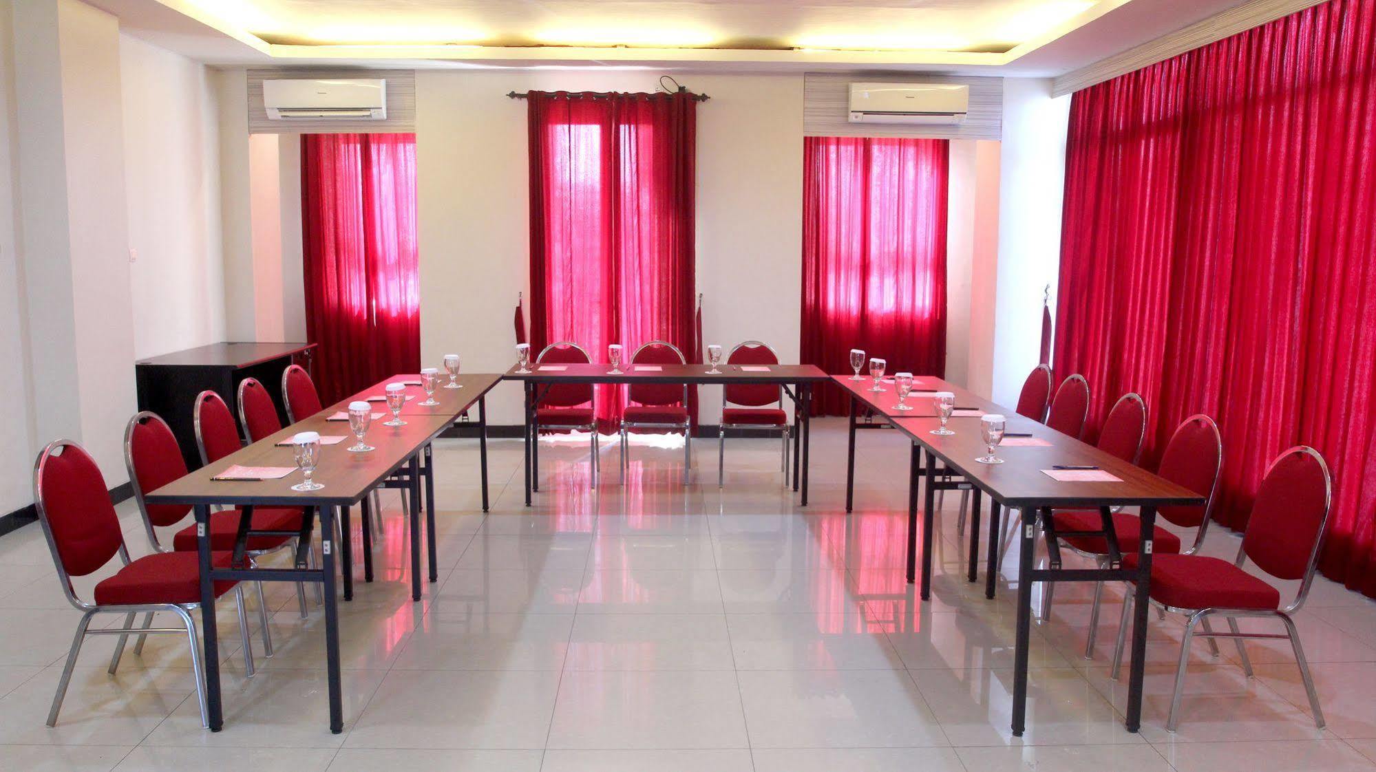 Luxpoint Hotel Baratajaya Surabaya Dış mekan fotoğraf