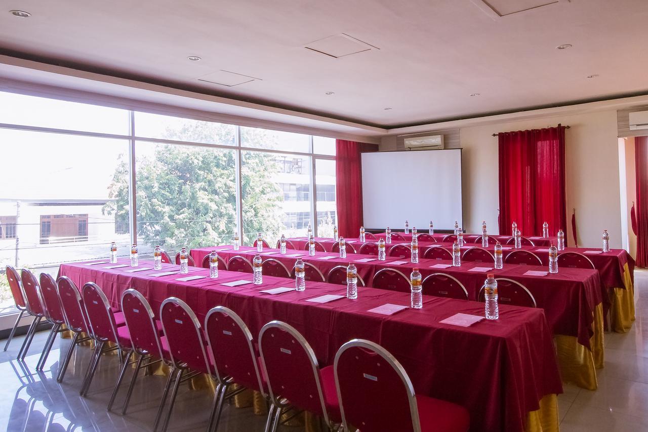 Luxpoint Hotel Baratajaya Surabaya Dış mekan fotoğraf