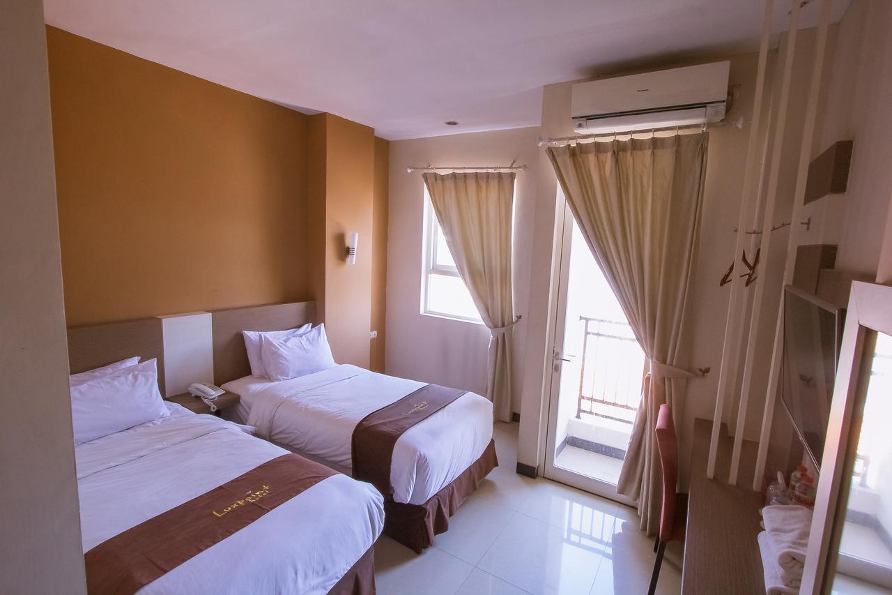Luxpoint Hotel Baratajaya Surabaya Dış mekan fotoğraf